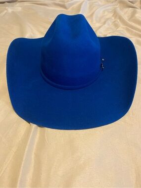 Vibrant Royal Blue Serratelli Felt Cowboy Hat